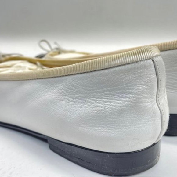 CHANEL Black and White Leather and Patent Toe Classic Chanel Ballet Flats - Picture 3 of 6
